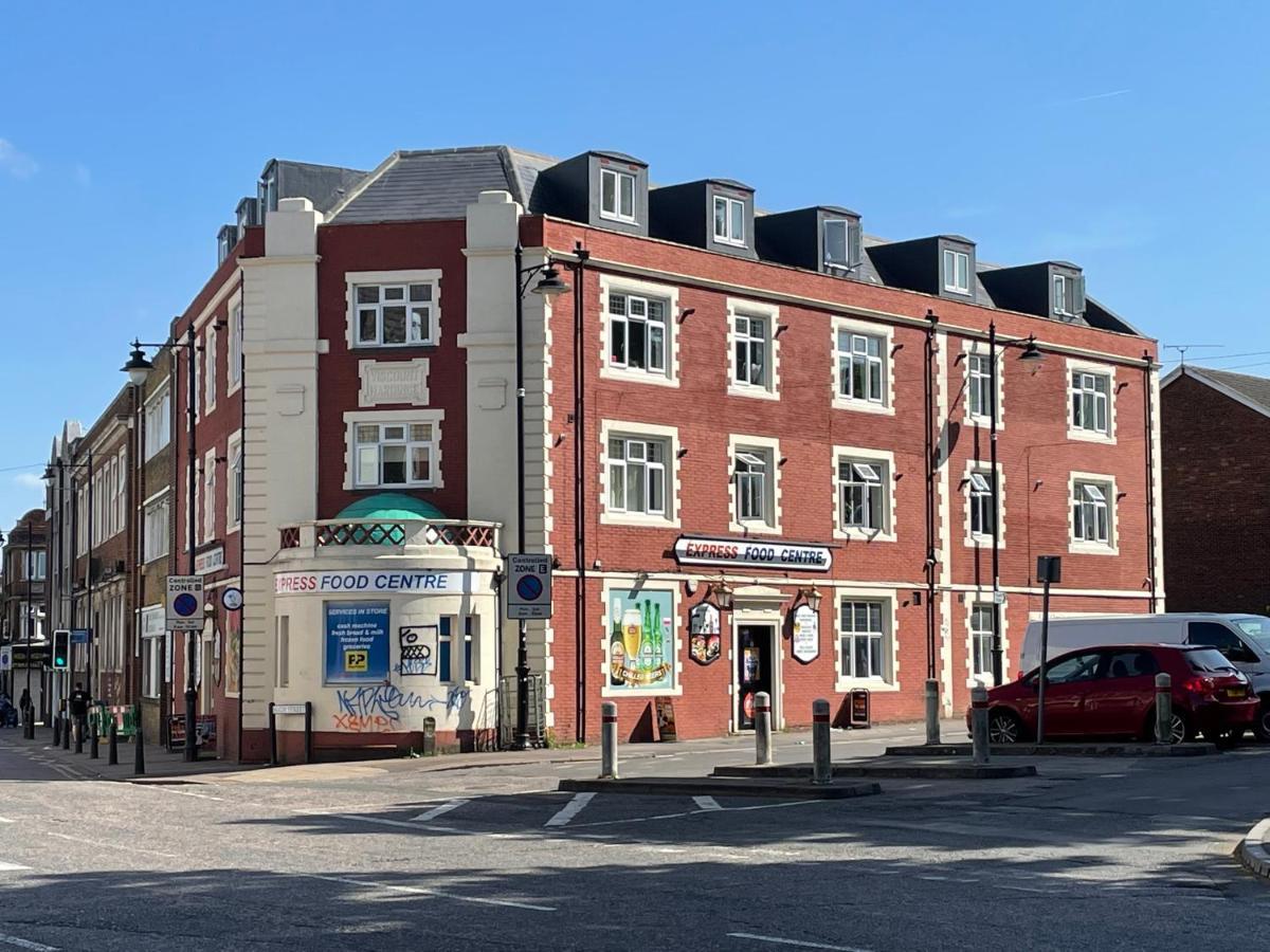 Deluxe 1-Bedroom Serviced Apartment Sleeps 4 For Short Or Long Stay Gillingham  Exterior photo