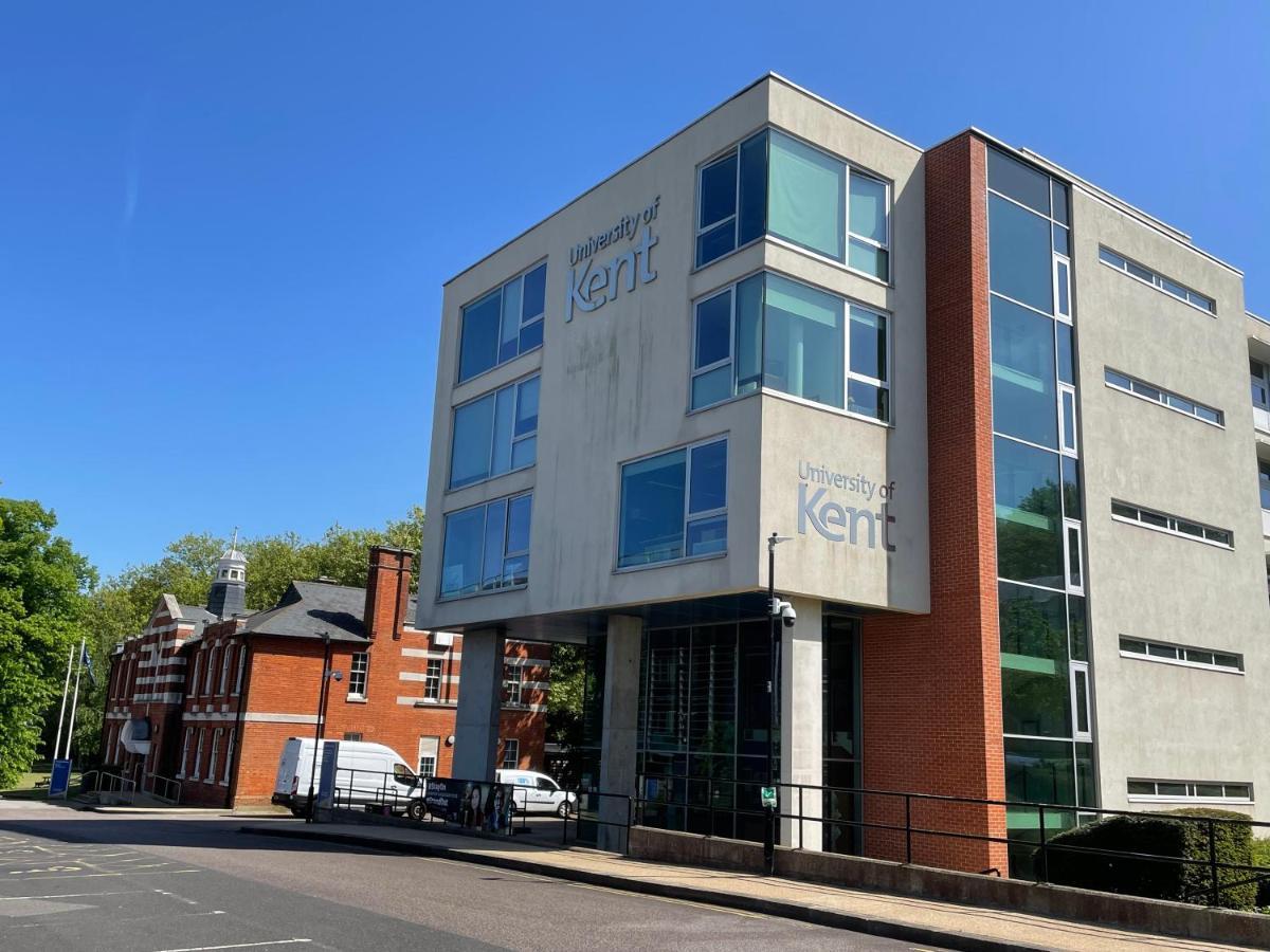 Deluxe 1-Bedroom Serviced Apartment Sleeps 4 For Short Or Long Stay Gillingham  Exterior photo