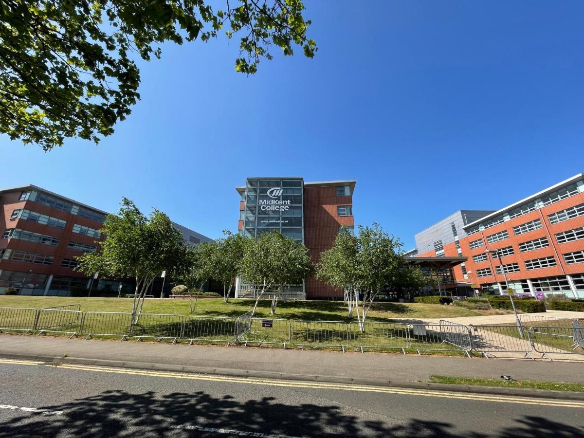 Deluxe 1-Bedroom Serviced Apartment Sleeps 4 For Short Or Long Stay Gillingham  Exterior photo