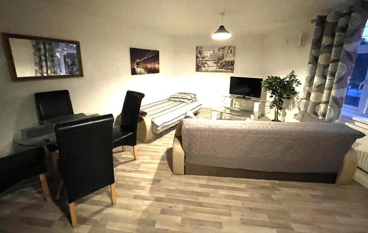 Deluxe 1-Bedroom Serviced Apartment Sleeps 4 For Short Or Long Stay Gillingham  Exterior photo
