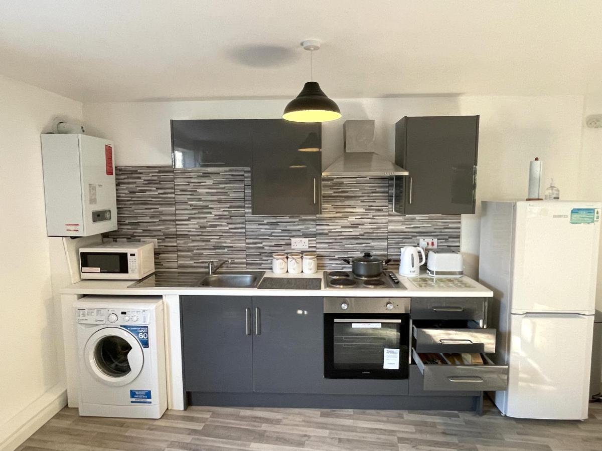 Deluxe 1-Bedroom Serviced Apartment Sleeps 4 For Short Or Long Stay Gillingham  Exterior photo