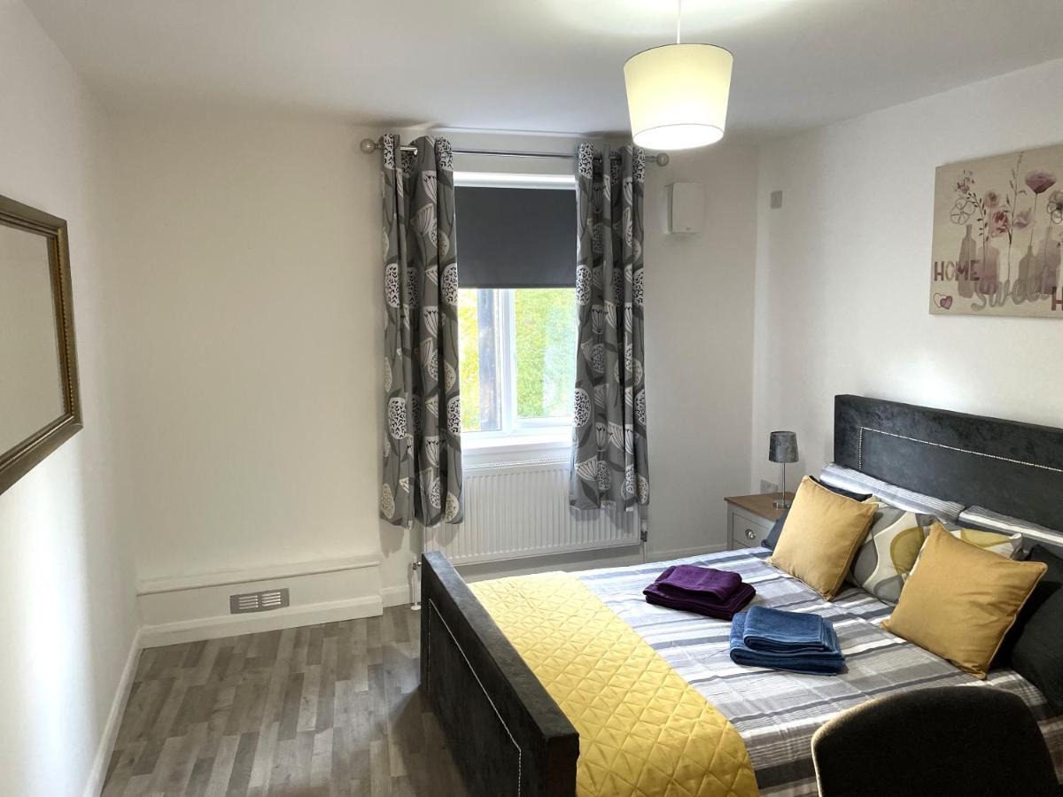 Deluxe 1-Bedroom Serviced Apartment Sleeps 4 For Short Or Long Stay Gillingham  Exterior photo