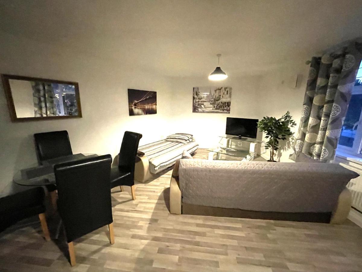 Deluxe 1-Bedroom Serviced Apartment Sleeps 4 For Short Or Long Stay Gillingham  Exterior photo