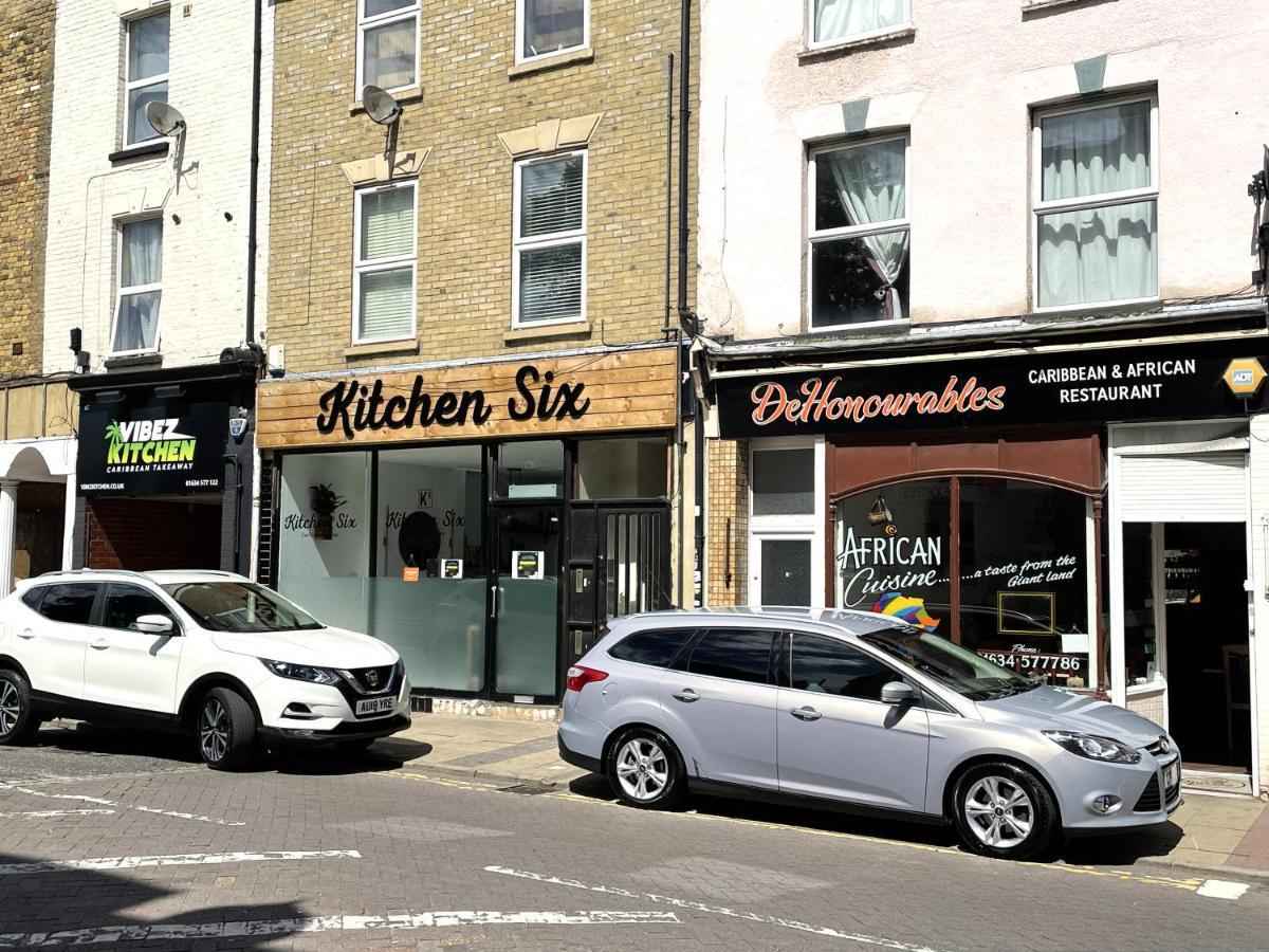 Deluxe 1-Bedroom Serviced Apartment Sleeps 4 For Short Or Long Stay Gillingham  Exterior photo