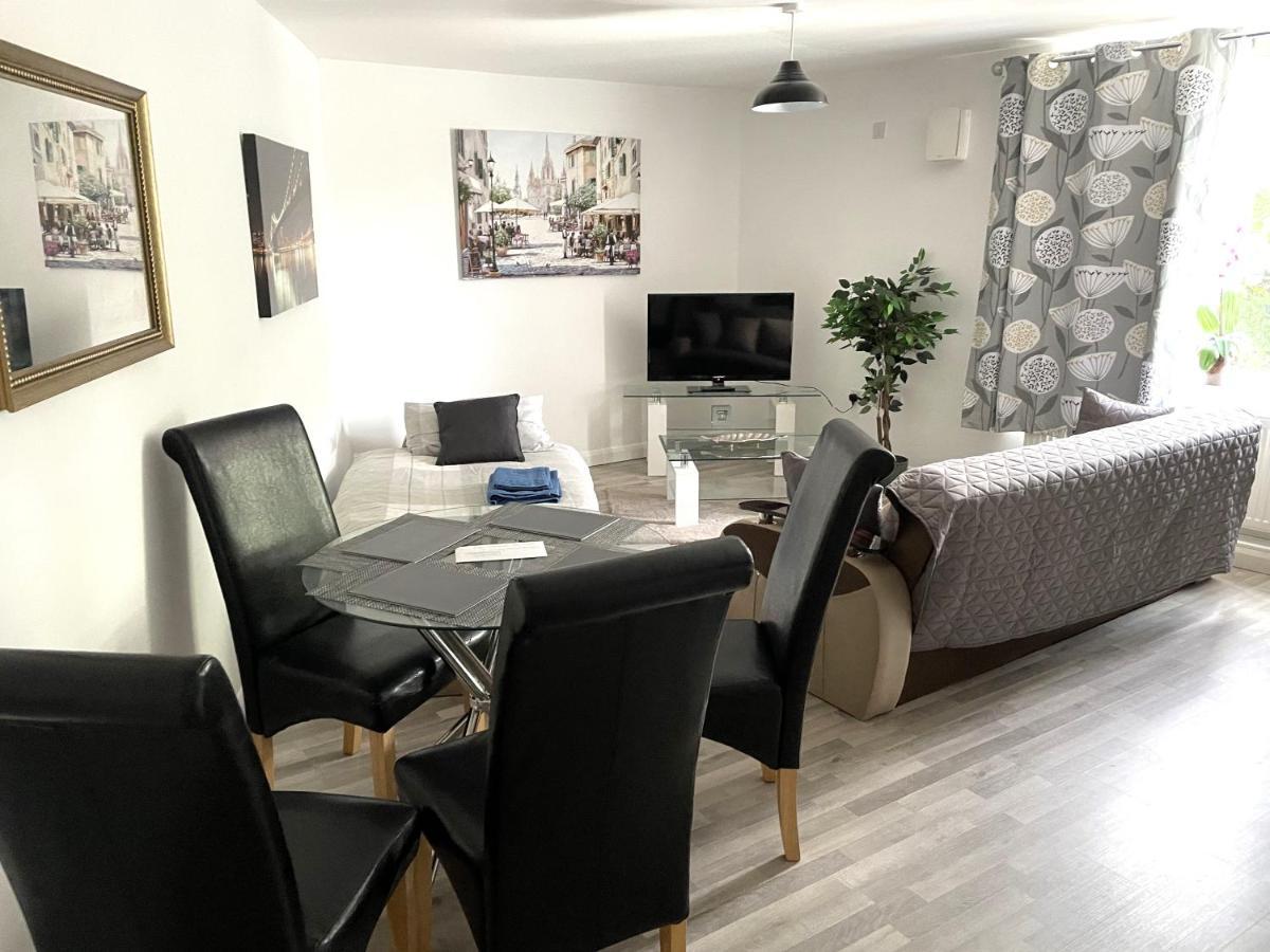 Deluxe 1-Bedroom Serviced Apartment Sleeps 4 For Short Or Long Stay Gillingham  Exterior photo
