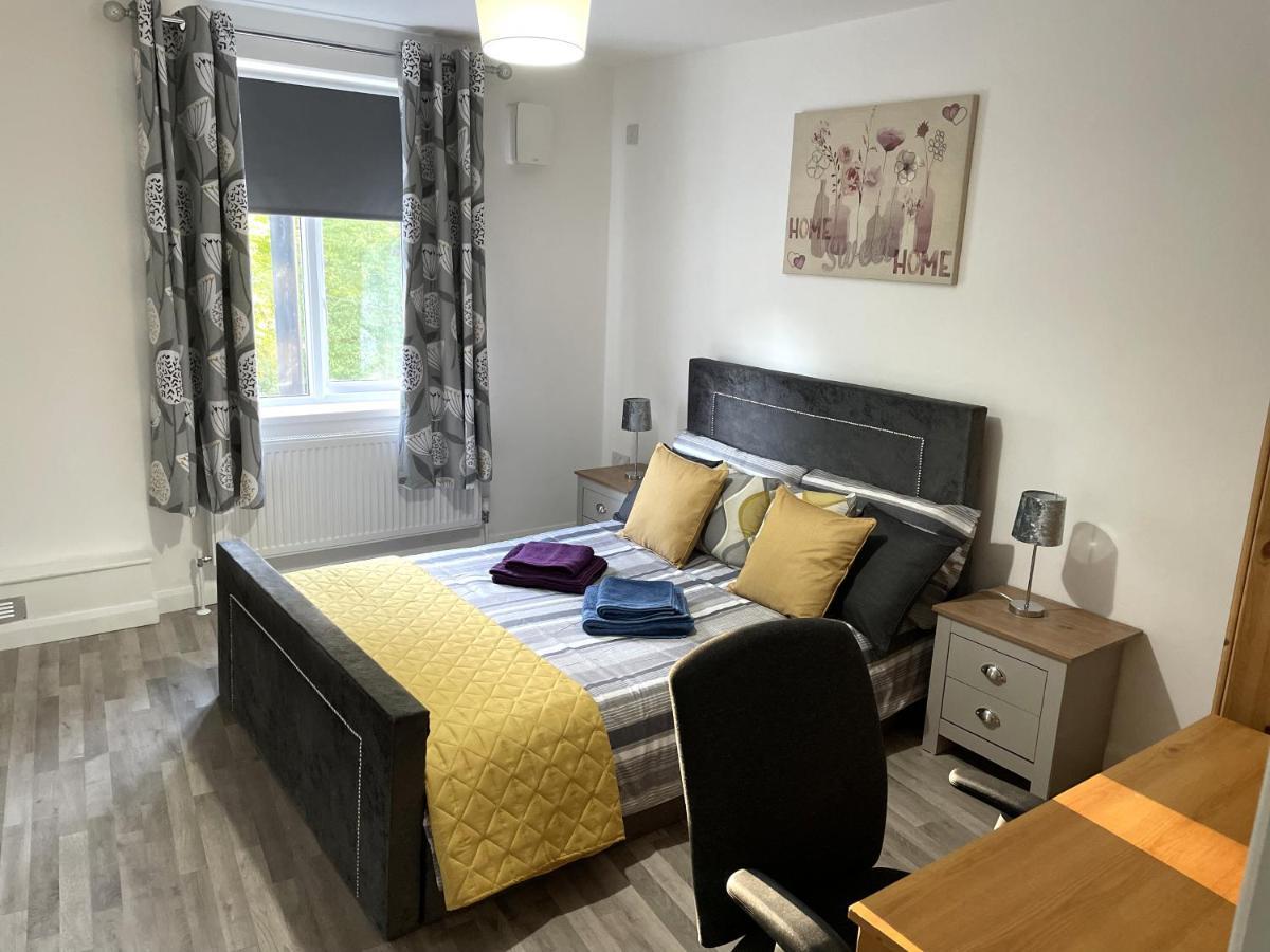 Deluxe 1-Bedroom Serviced Apartment Sleeps 4 For Short Or Long Stay Gillingham  Exterior photo
