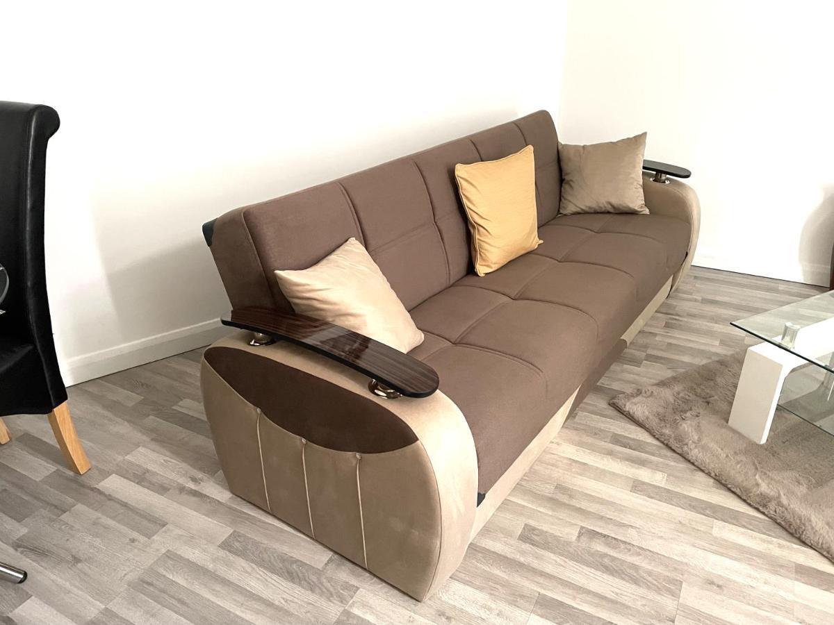 Deluxe 1-Bedroom Serviced Apartment Sleeps 4 For Short Or Long Stay Gillingham  Exterior photo