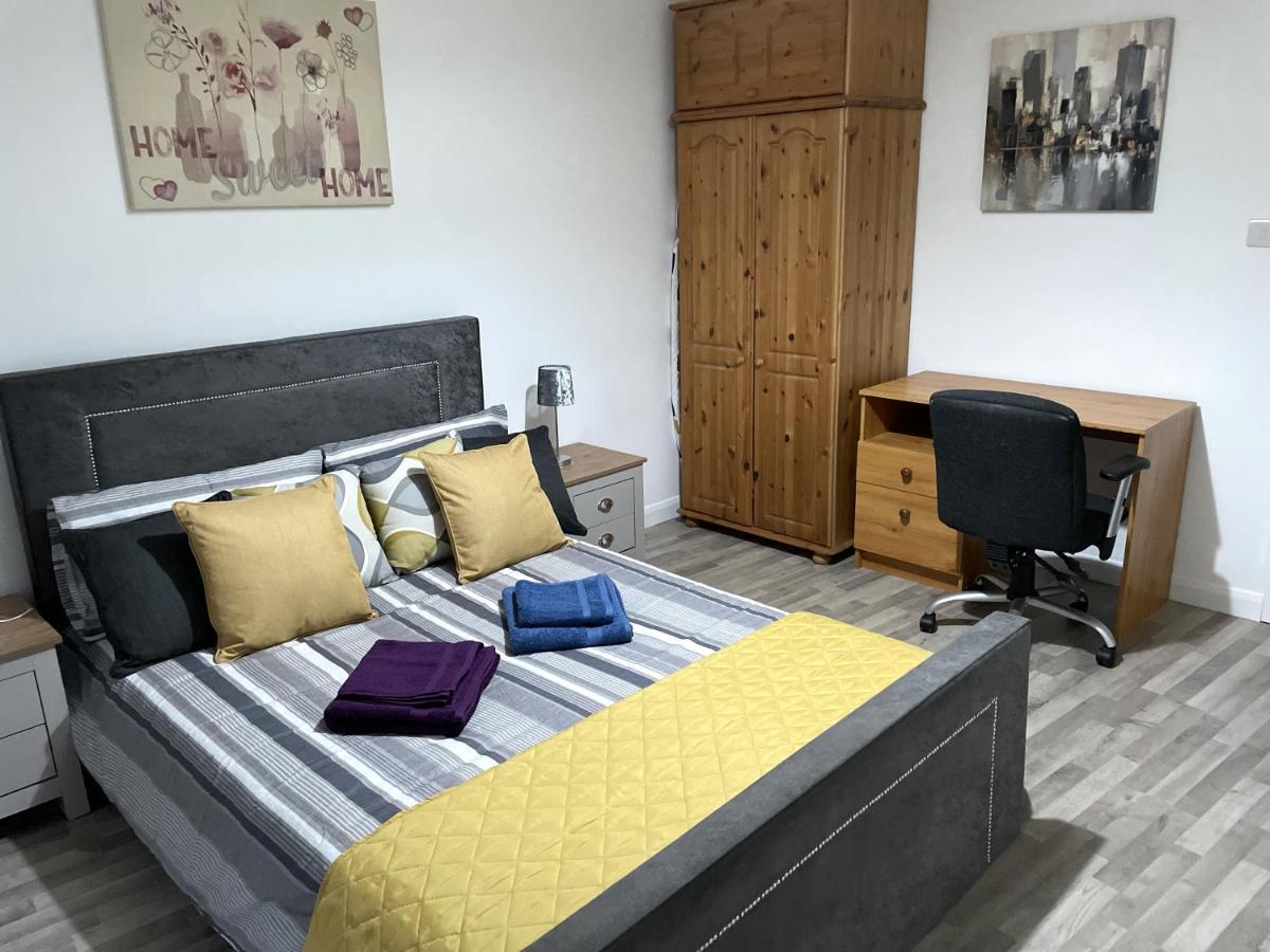 Deluxe 1-Bedroom Serviced Apartment Sleeps 4 For Short Or Long Stay Gillingham  Exterior photo
