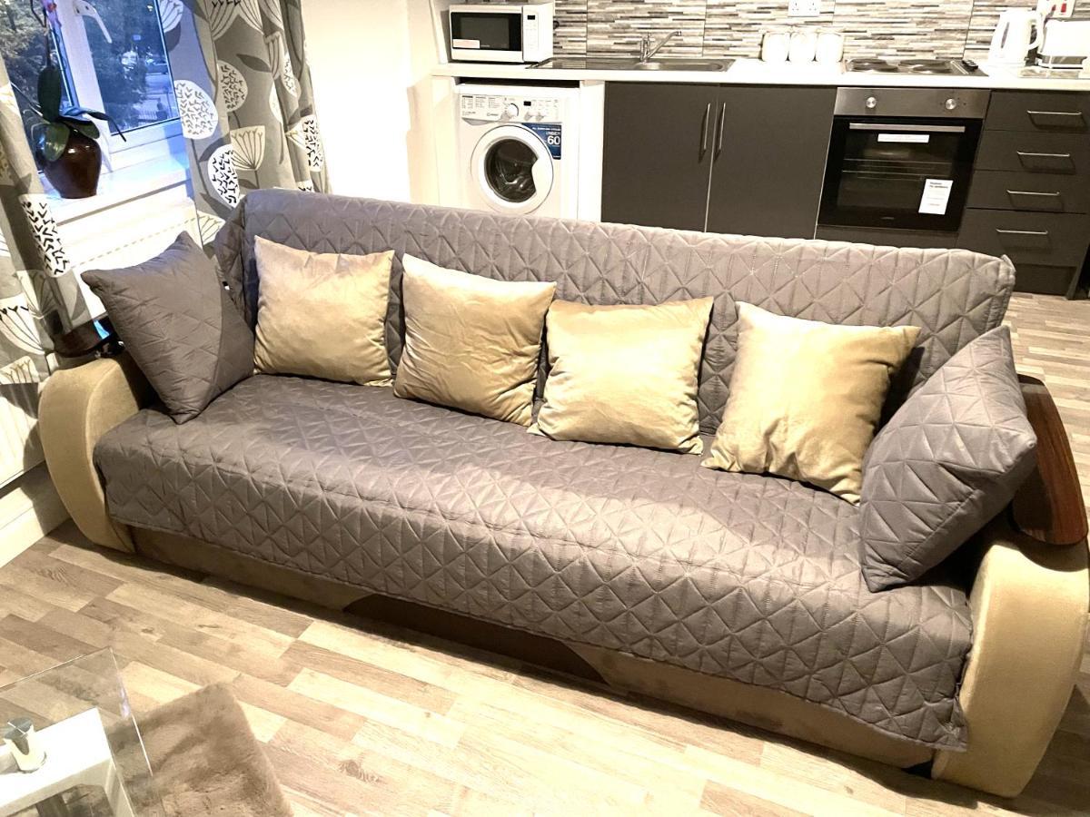 Deluxe 1-Bedroom Serviced Apartment Sleeps 4 For Short Or Long Stay Gillingham  Exterior photo