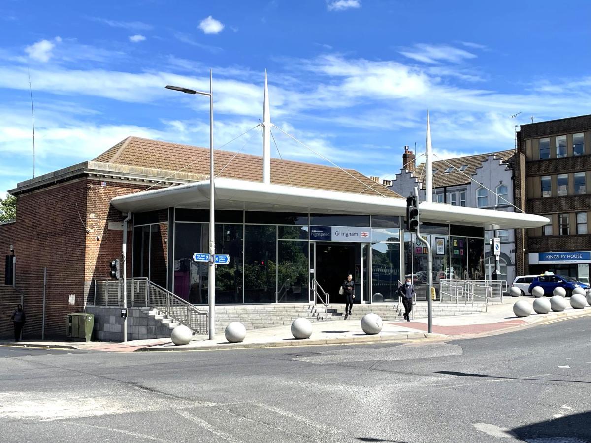 Deluxe 1-Bedroom Serviced Apartment Sleeps 4 For Short Or Long Stay Gillingham  Exterior photo