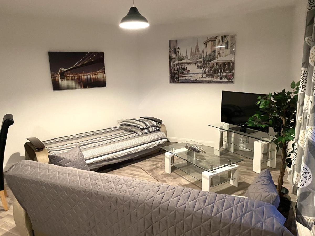 Deluxe 1-Bedroom Serviced Apartment Sleeps 4 For Short Or Long Stay Gillingham  Exterior photo