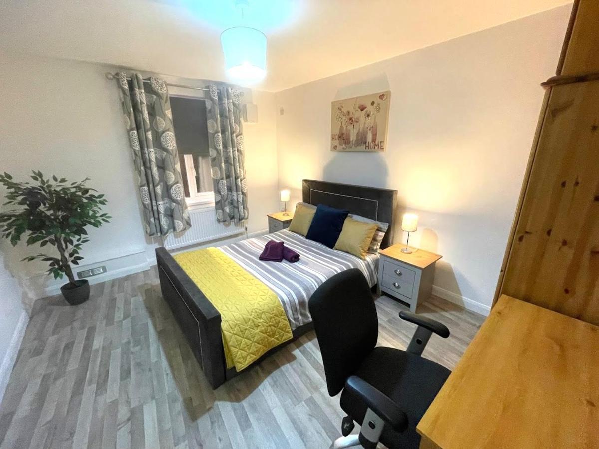 Deluxe 1-Bedroom Serviced Apartment Sleeps 4 For Short Or Long Stay Gillingham  Exterior photo