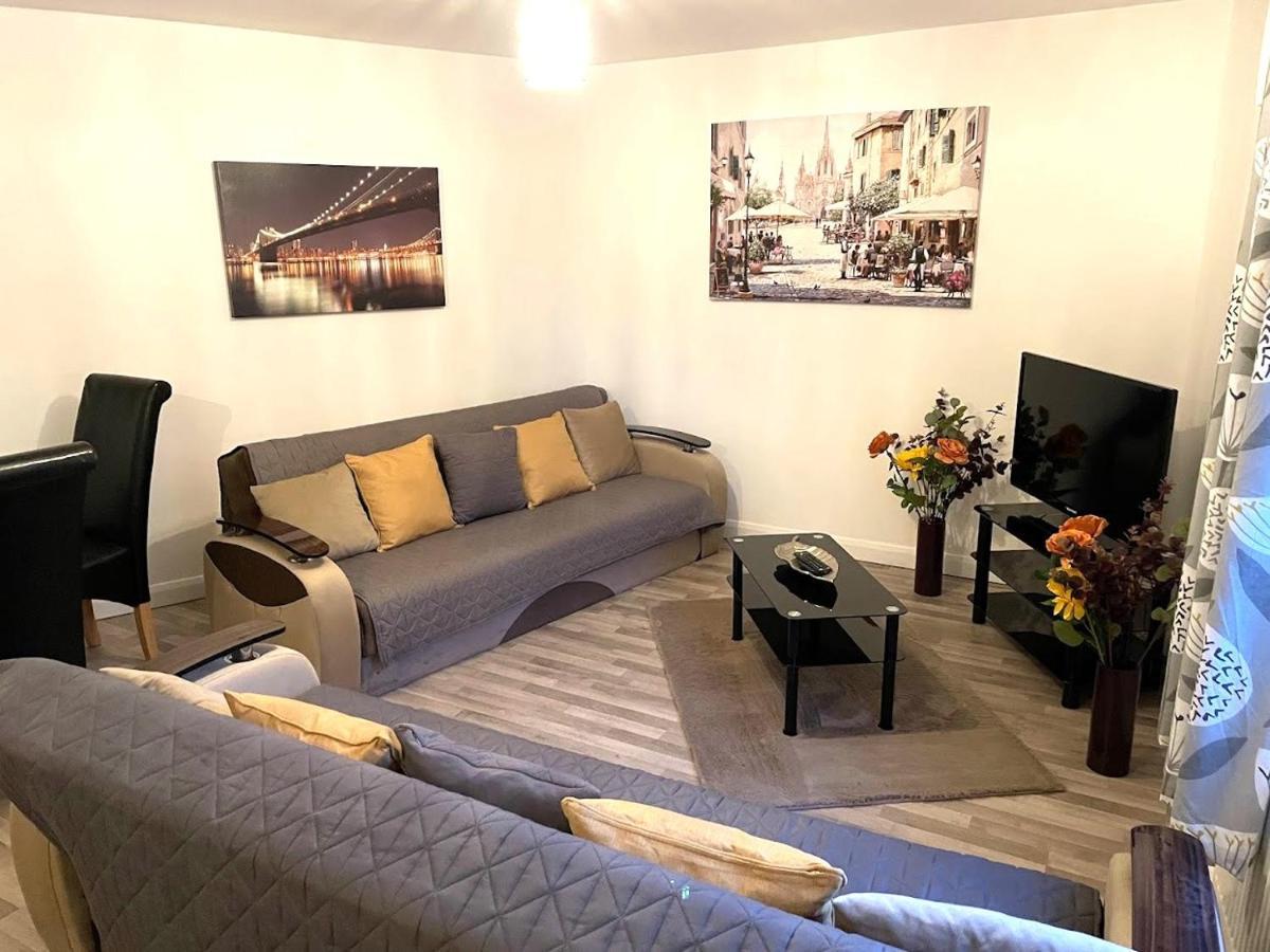 Deluxe 1-Bedroom Serviced Apartment Sleeps 4 For Short Or Long Stay Gillingham  Exterior photo
