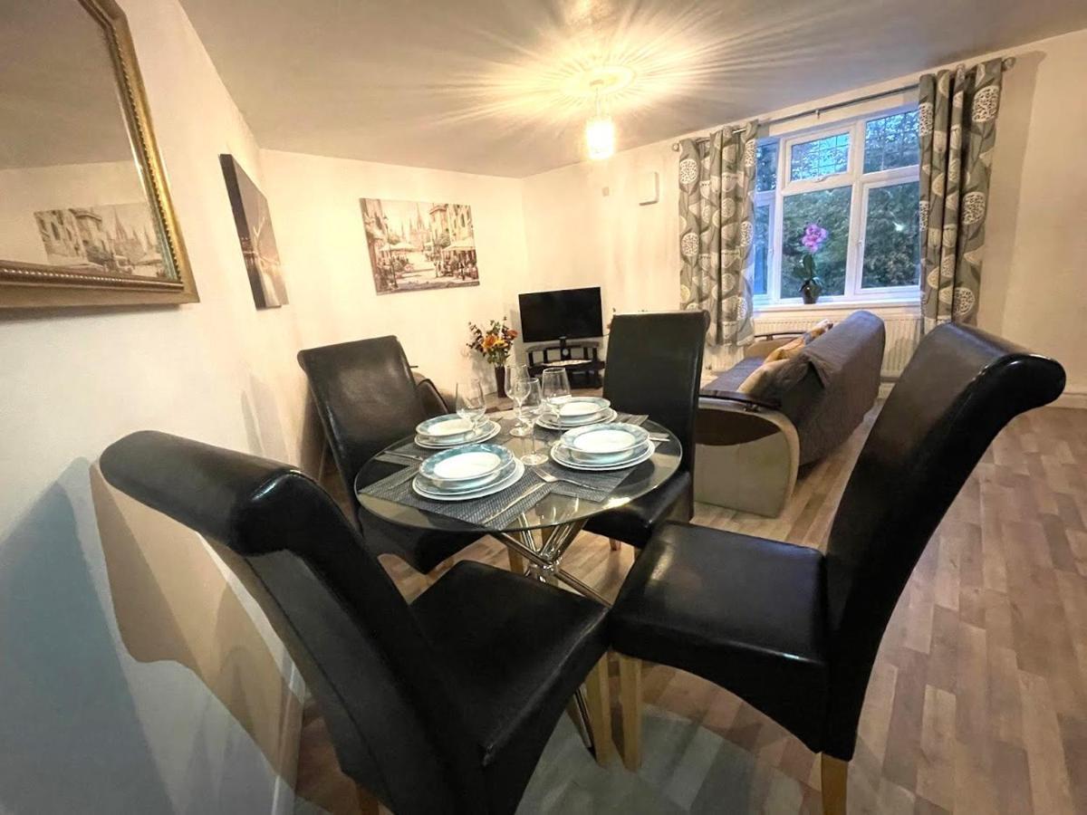 Deluxe 1-Bedroom Serviced Apartment Sleeps 4 For Short Or Long Stay Gillingham  Exterior photo