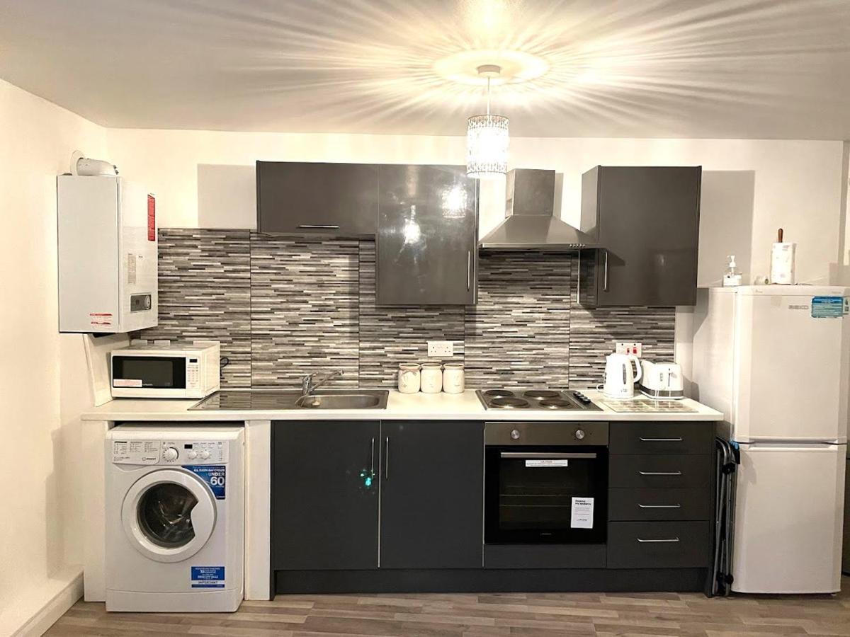 Deluxe 1-Bedroom Serviced Apartment Sleeps 4 For Short Or Long Stay Gillingham  Exterior photo