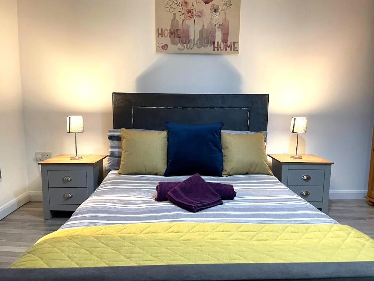Deluxe 1-Bedroom Serviced Apartment Sleeps 4 For Short Or Long Stay Gillingham  Exterior photo