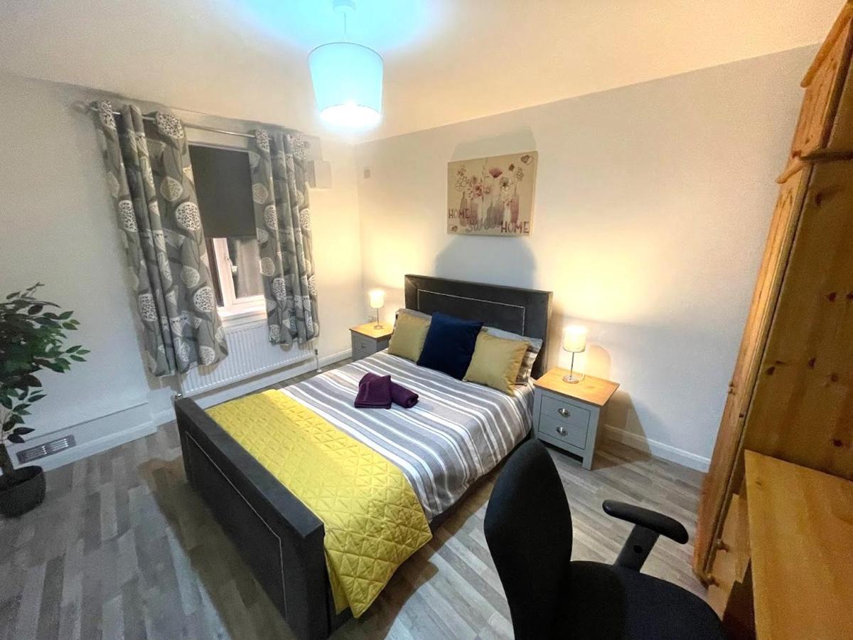 Deluxe 1-Bedroom Serviced Apartment Sleeps 4 For Short Or Long Stay Gillingham  Exterior photo