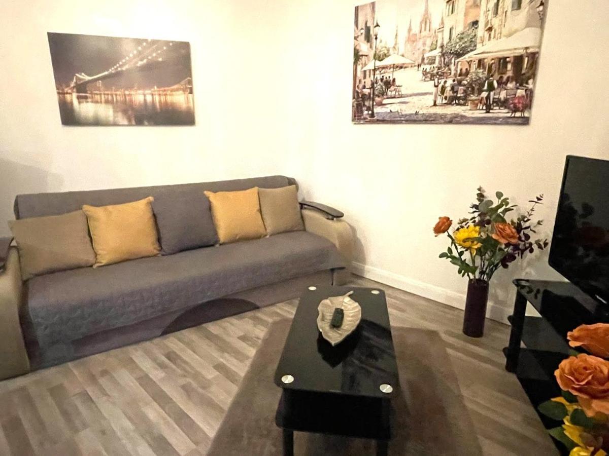Deluxe 1-Bedroom Serviced Apartment Sleeps 4 For Short Or Long Stay Gillingham  Exterior photo