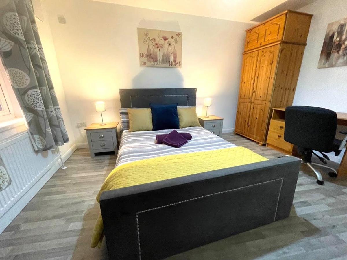Deluxe 1-Bedroom Serviced Apartment Sleeps 4 For Short Or Long Stay Gillingham  Exterior photo