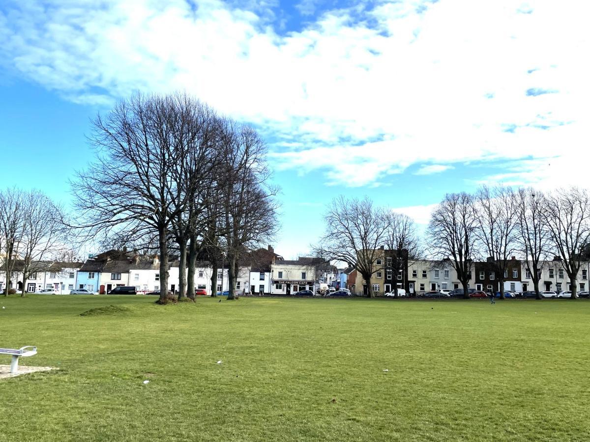 Deluxe 1-Bedroom Serviced Apartment Sleeps 4 For Short Or Long Stay Gillingham  Exterior photo